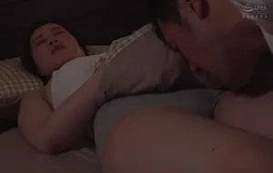 3 ngày chồng yêu đi công tác, vợ ở nhà nữa đêm bị bố chồng mò vào phòng